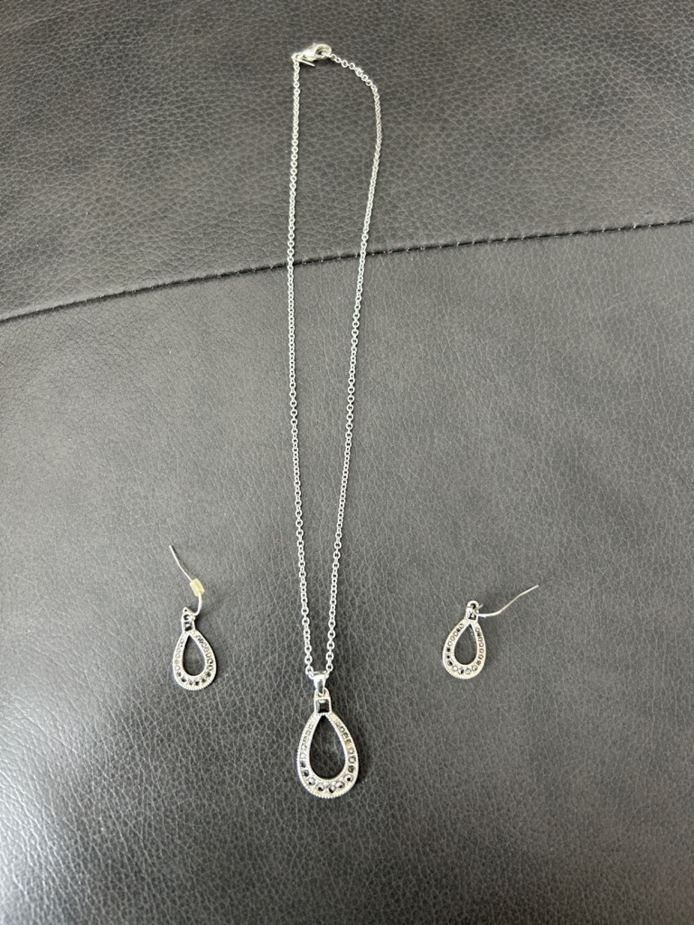 Silver tone Teardrop Necklace and Earring Set -